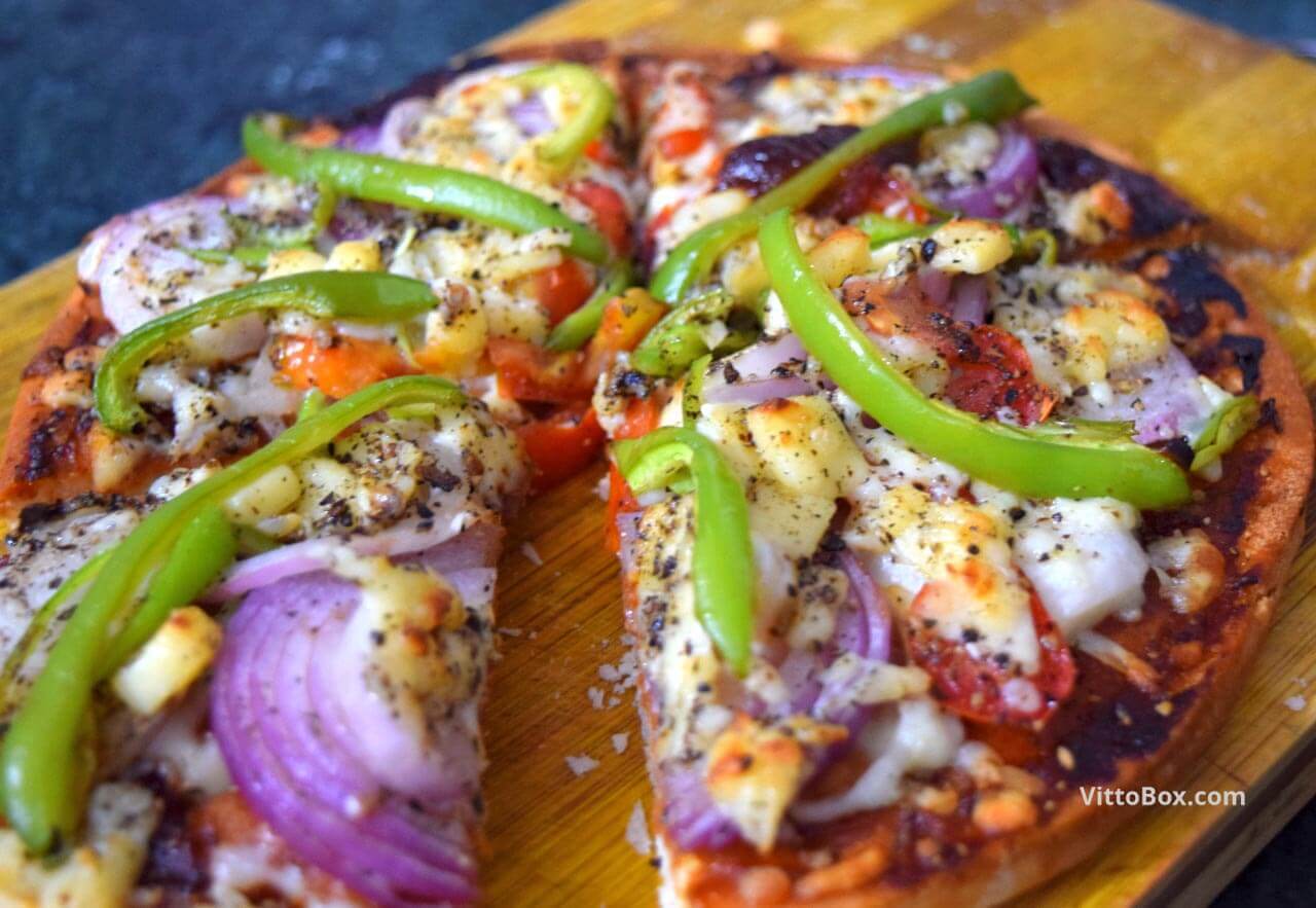 Cheese Pizza With Black Pepper And Capsicum Topping